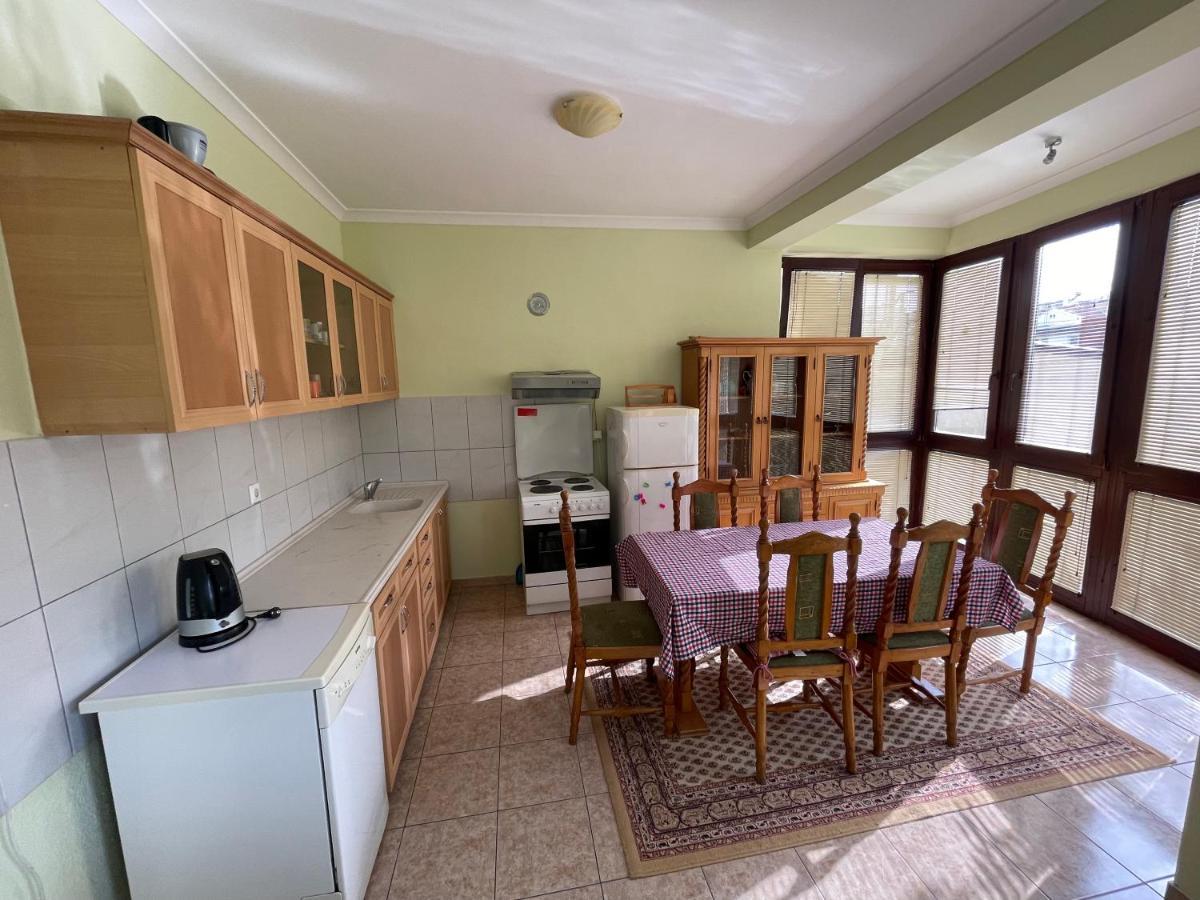 Huge Apartment With A Garden In The City Center Pristina Exterior foto